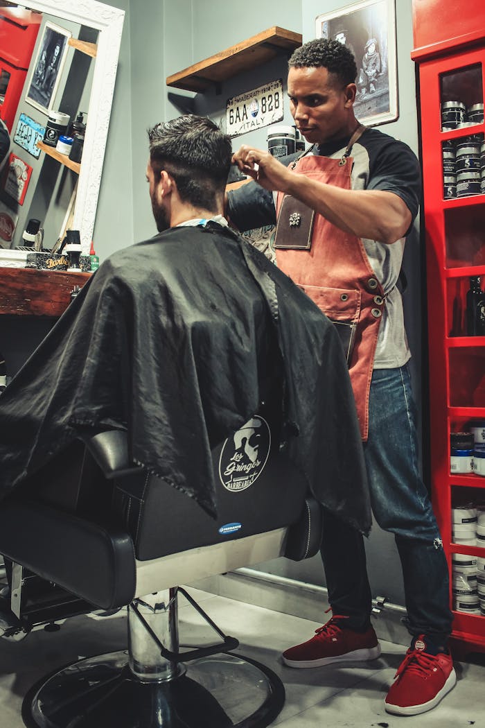 services-01 Barber giving a stylish haircut to a client in a São Paulo barbershop.